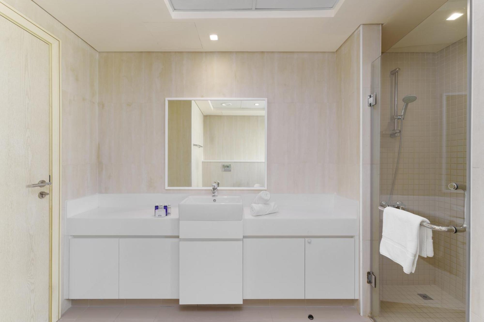 Apartment Maison Privee - Stunning Jbr Retreat W/ Partial Sea & Marina Views *